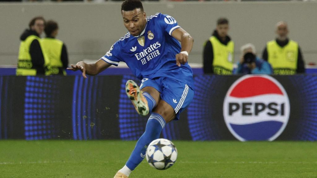 Mbappe marca um gol contra o Olympiacos.