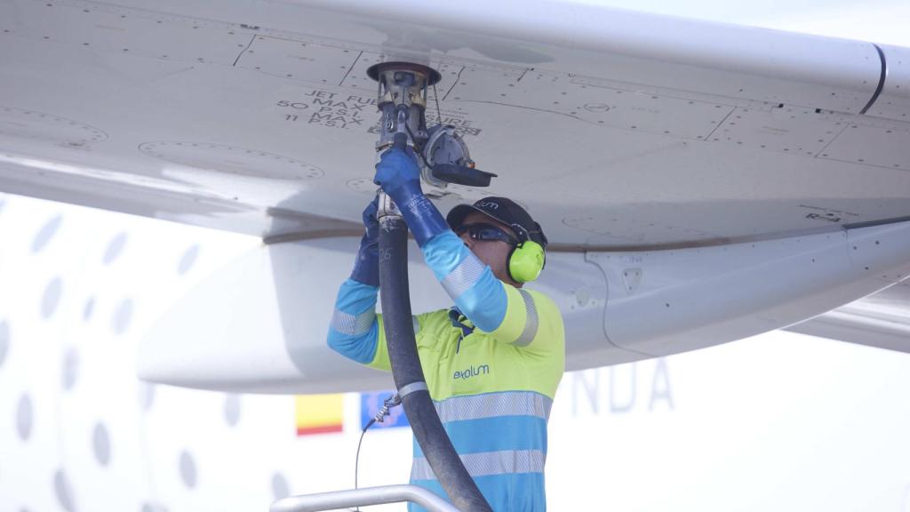 Un operario realiza la maniobra para recargar un avión durante la presentación del nuevo combustible sostenible de segunda generación