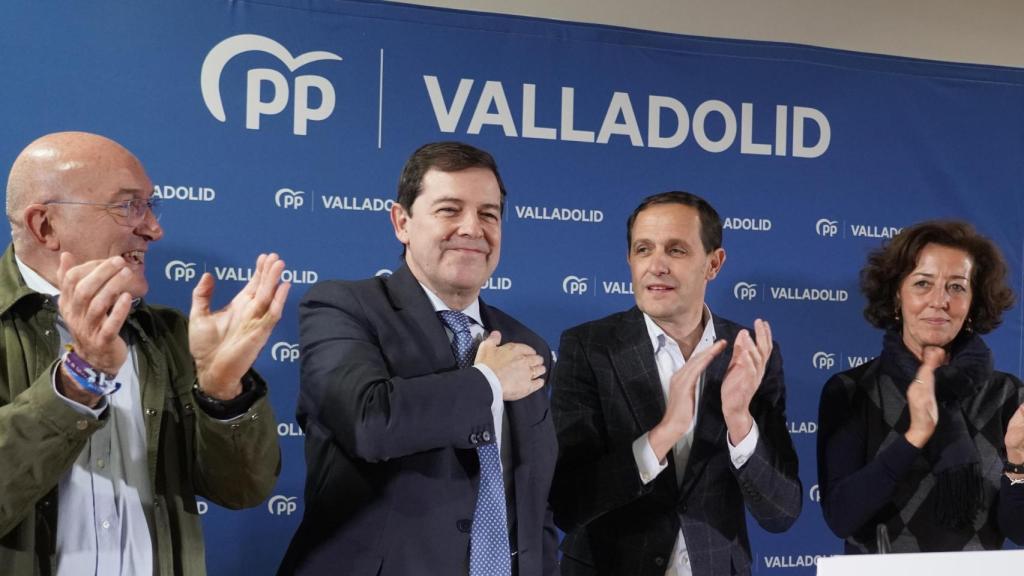 El presidente del Partido Popular de Castilla y León, Alfonso Fernández Mañueco, participa junto al presidente provincial del PP, Conrado Íscar, en un acto con interventores y apoderados del PP de Valladolid. En la imagen, junto al alcalde de Valladolid, Jesús Julio Carnero, y la diputada Mercedes Cantalapiedra