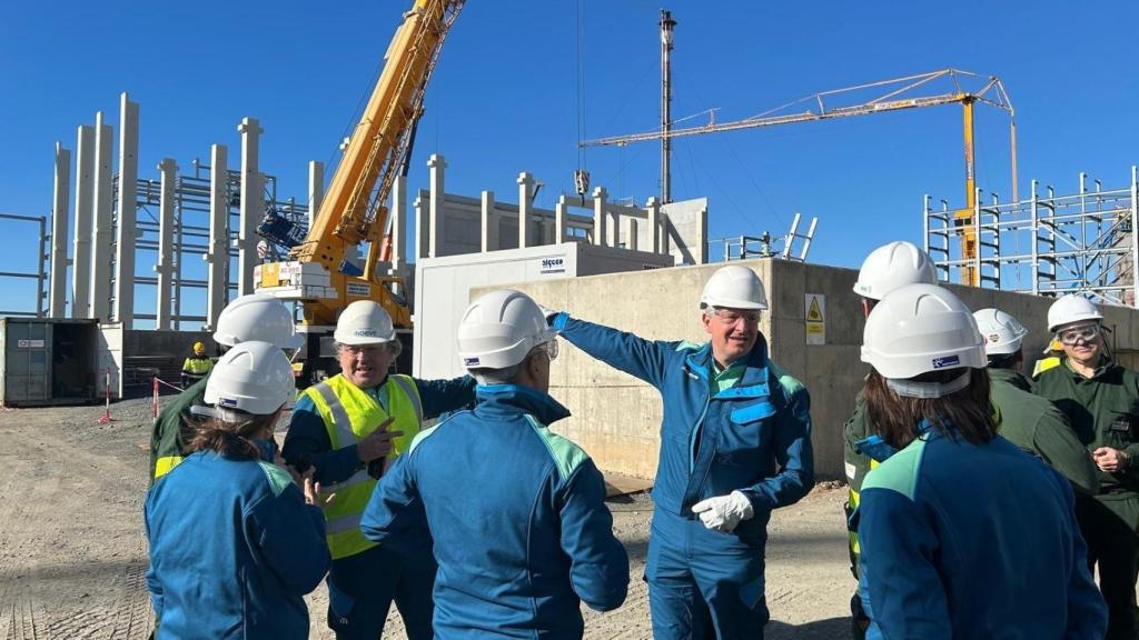 El CEO de Moeve, Maarten Wetselaar, supervisando las obras.