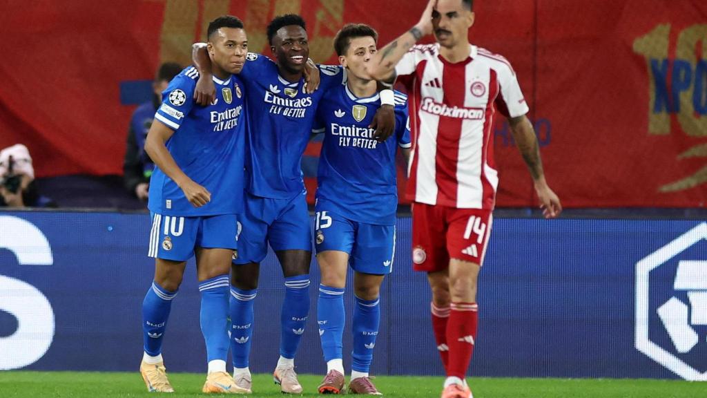 Vinicius, Mbappé y Güler celebran un gol del francés.