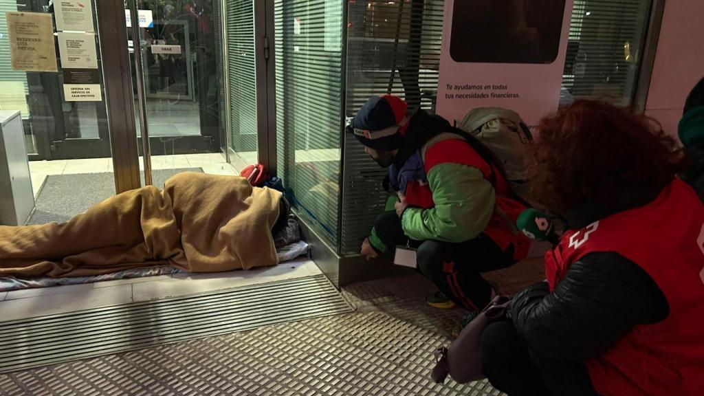 Misbah, junto a sus compañeros, hablando con una persona sin hogar.