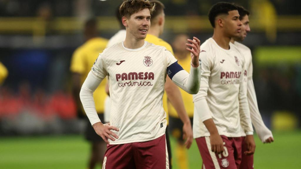 Fotyh, del Villarreal, se lamenta en el partido ante el Dortmund.