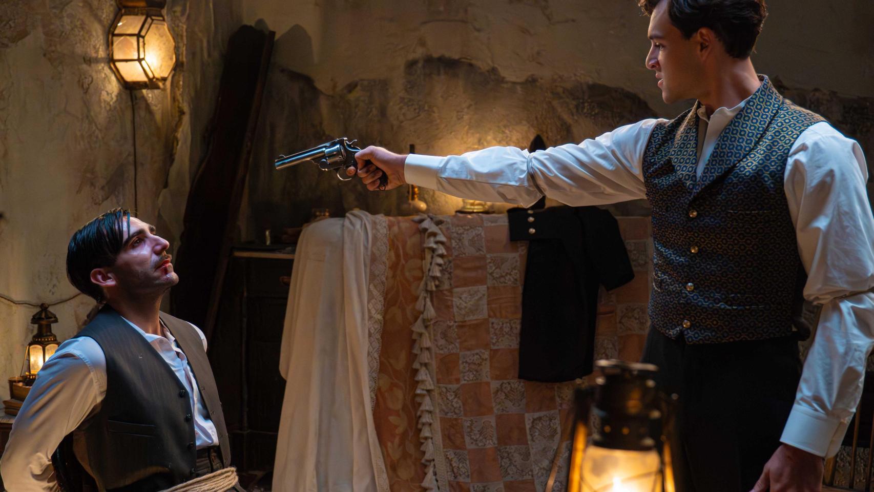 Xavi Lock (Curro) apunta con una pistola a Guillermo Serrano (Lorenzo) en 'La Promesa'