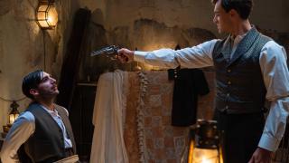 Xavi Lock (Curro) apunta con una pistola a Guillermo Serrano (Lorenzo) en 'La Promesa'