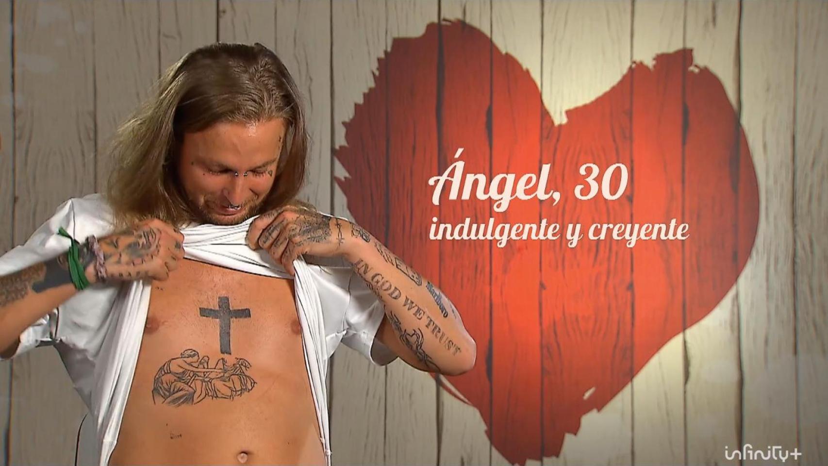 Ángel, tatuador y creyente en Dios, muestra su tatuaje de la Cruz en 'First Dates'