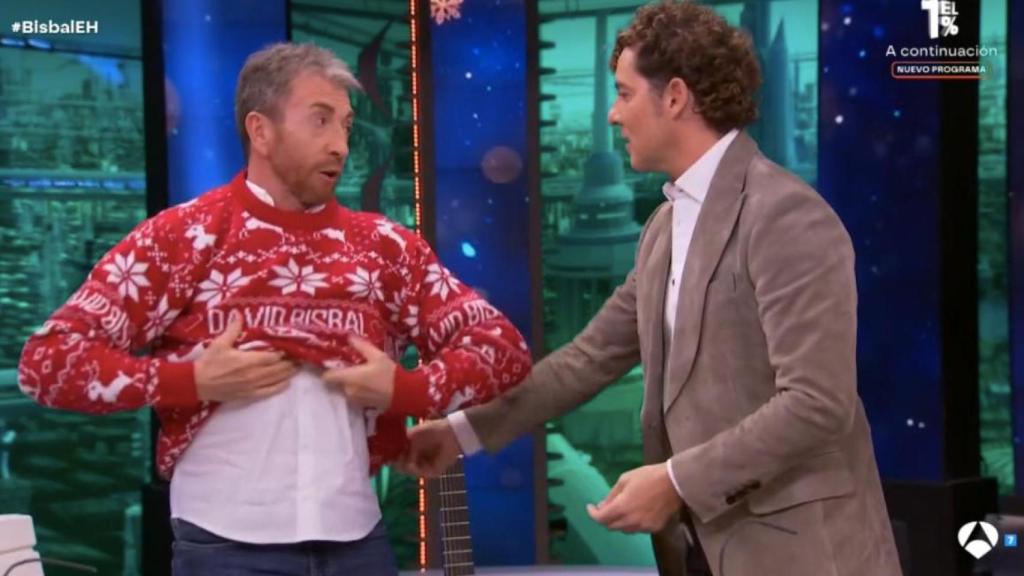 David Bisbal le regala un jersey navideño a Pablo Motos en 'El Hormiguero'