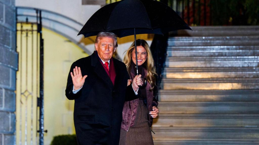 Donald Trump y Melania a punto de abandonar la Casa Blanca.