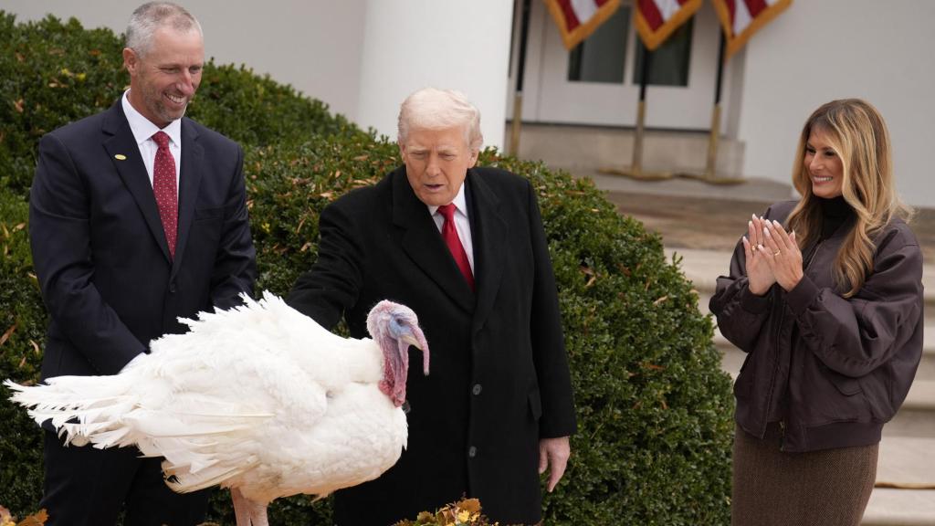 Donald Trump y Melania en el indulto del pavo en la Casa Blanca.