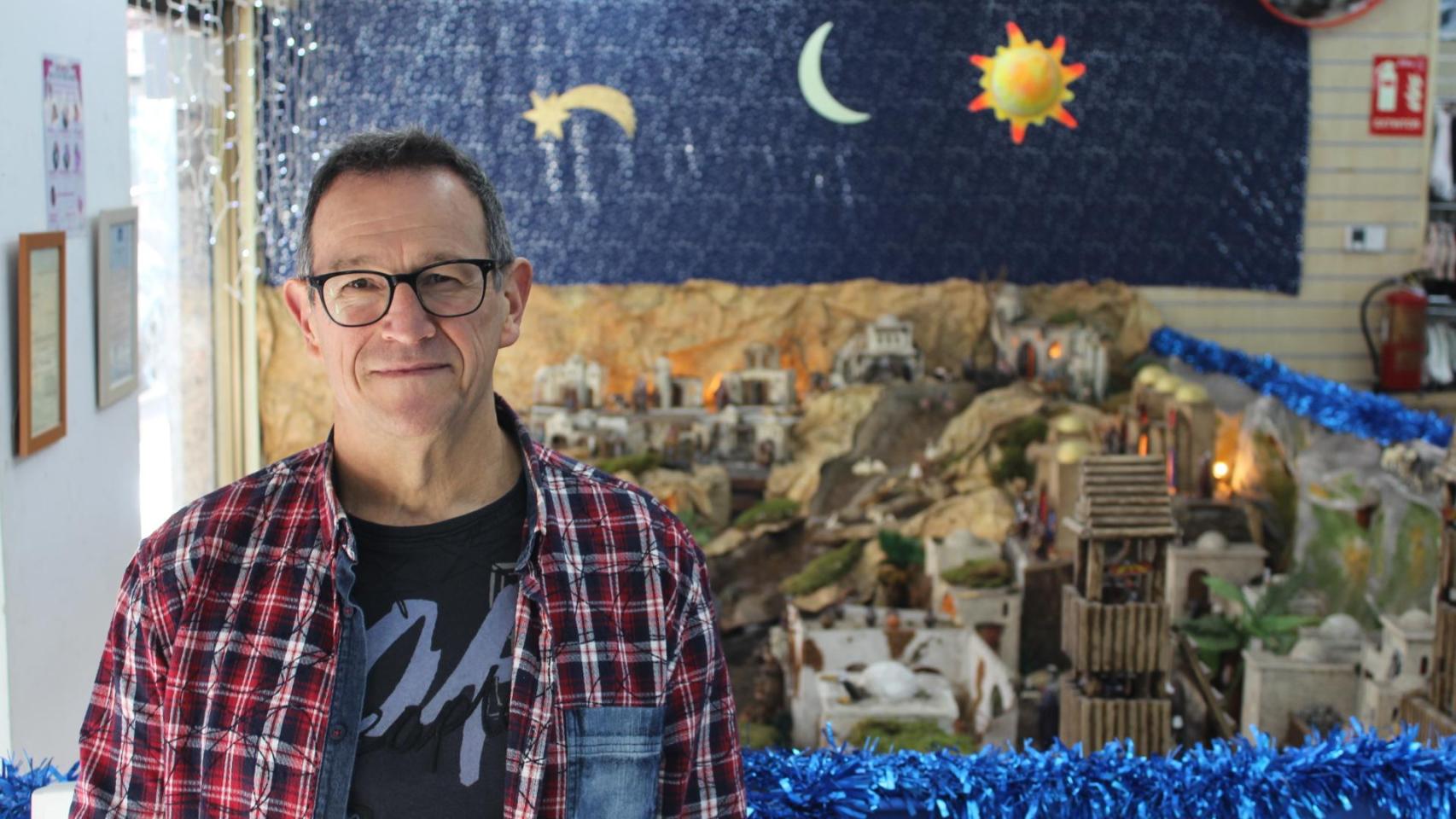 Javier Megía, encargado de la tienda de Centrotex Usera y creador del belén.