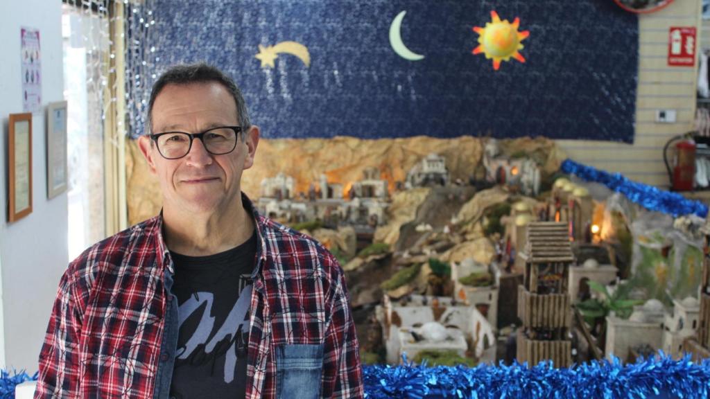 Javier Megía, encargado de la tienda de Centrotex Usera y creador del belén.