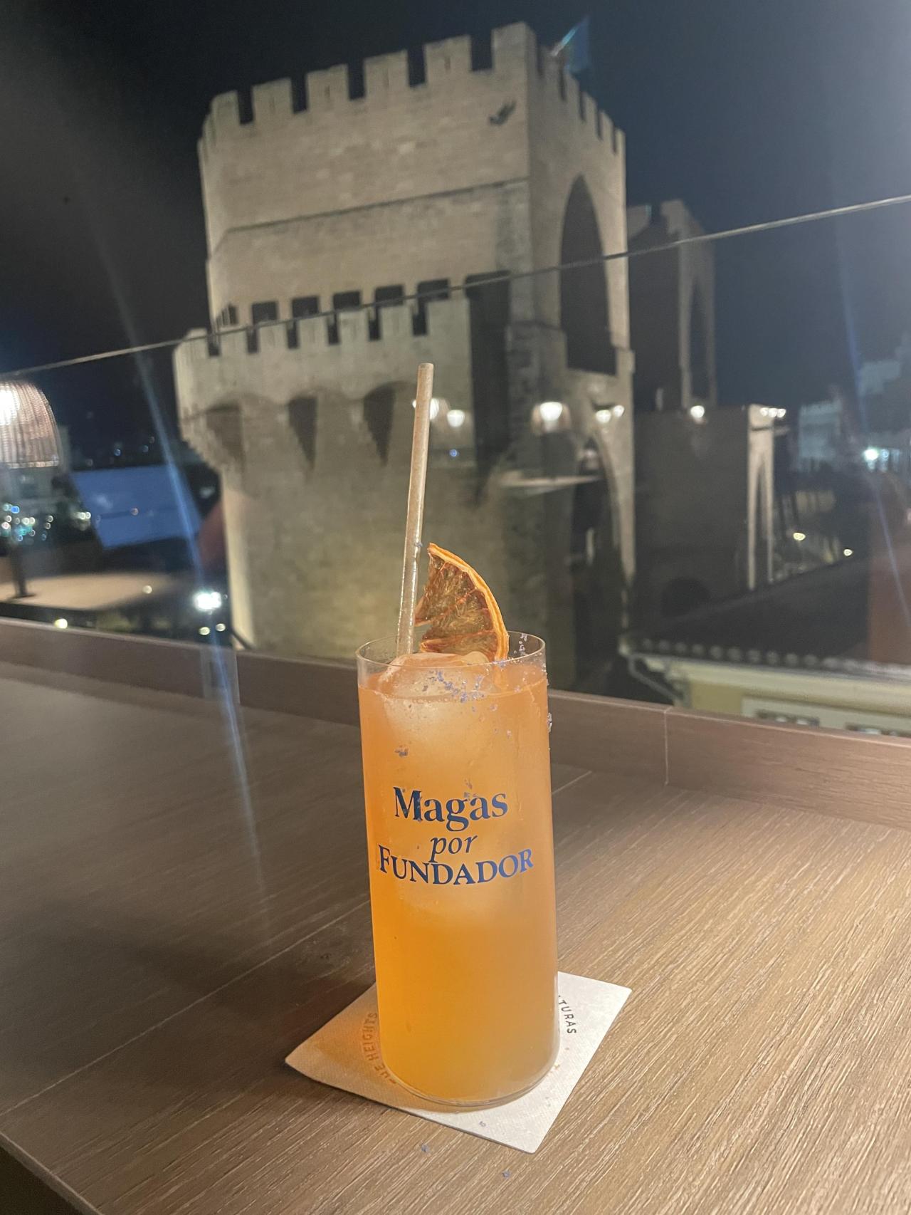 Imagen del cóctel Magas por Fundador servido en la terraza.