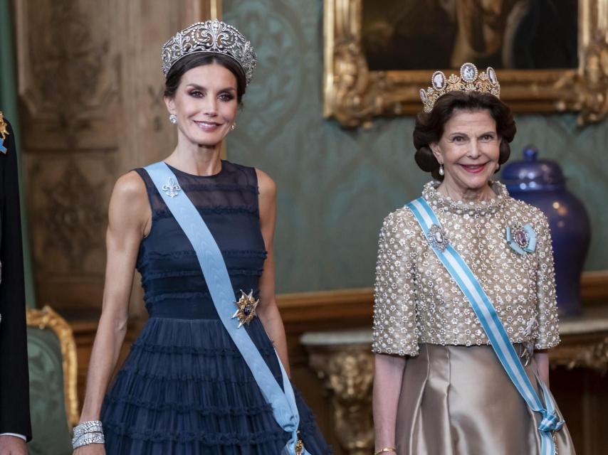 La reina Letizia, con la tiara Flor de Lis, y la reina Silvia de Suecia, con la diadema de los Camafeos.