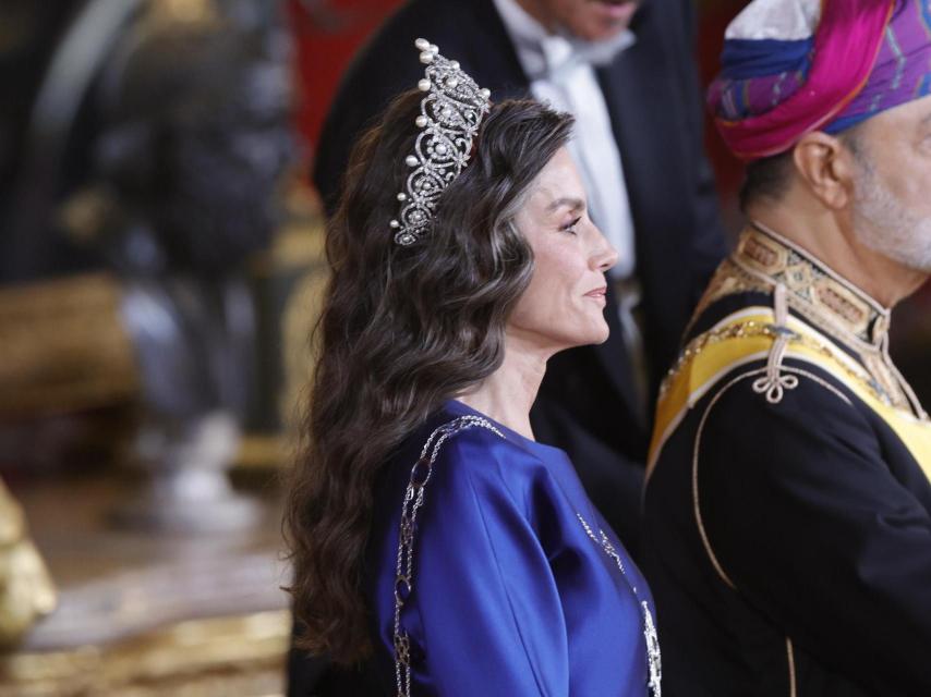 Letizia cambió las reglas llevando la Rusa como diadema con el pelo suelto.