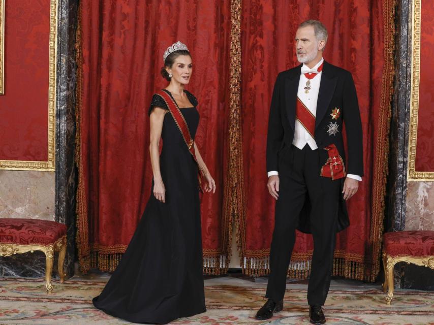 La Reina ha estrenado un vestido negro.