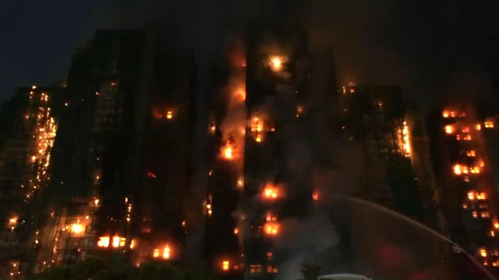 Vídeo | Un incendio devora varios edificios en Hong Kong