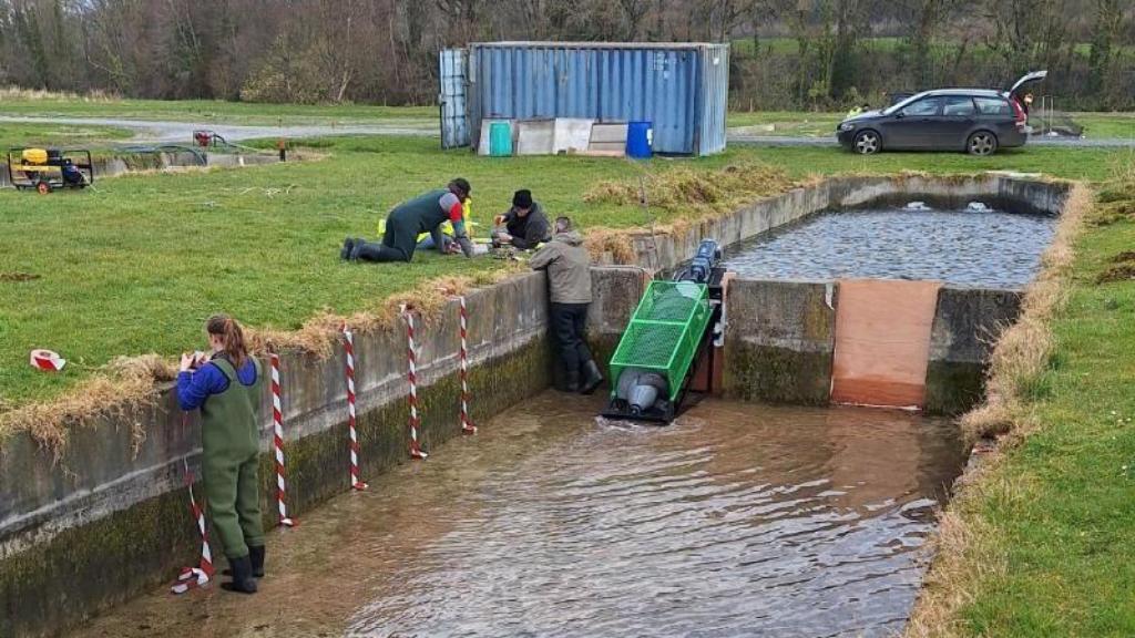 Prototipo de barrera fluvial con turbina y paso seguro para los peces