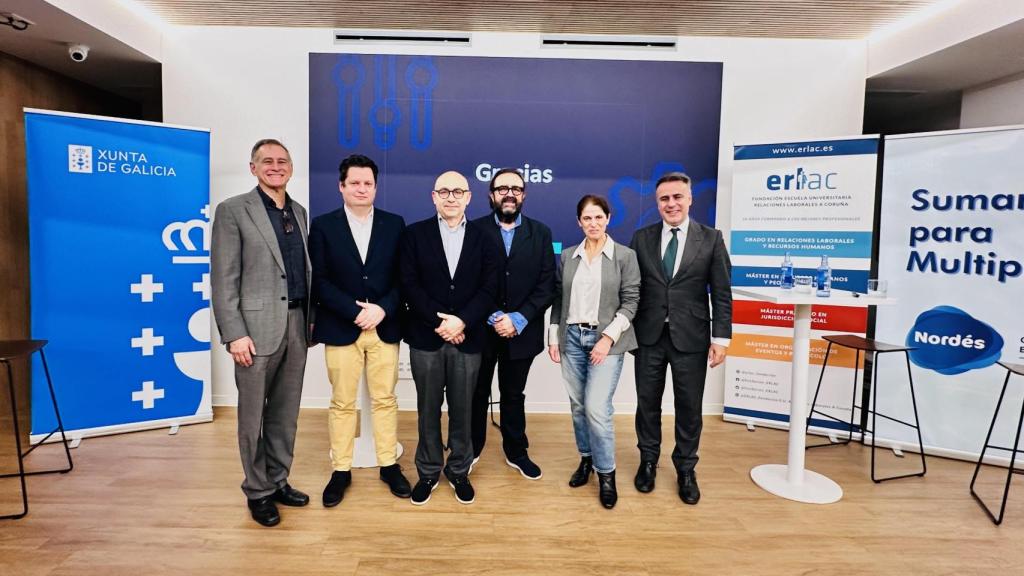 De izquierda a derecha Carlos, Marcos, José María, Ferreira Dapía, Ana y el decano de ERLAC, Jesús Vázquez Forno.