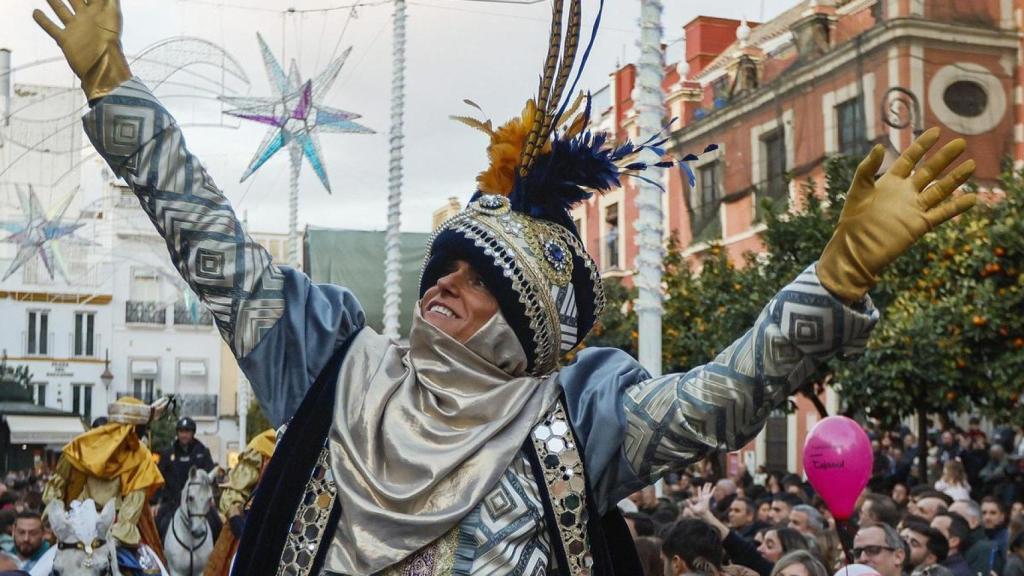 El cortejo del Heraldo por las calles de Sevilla en 2024.