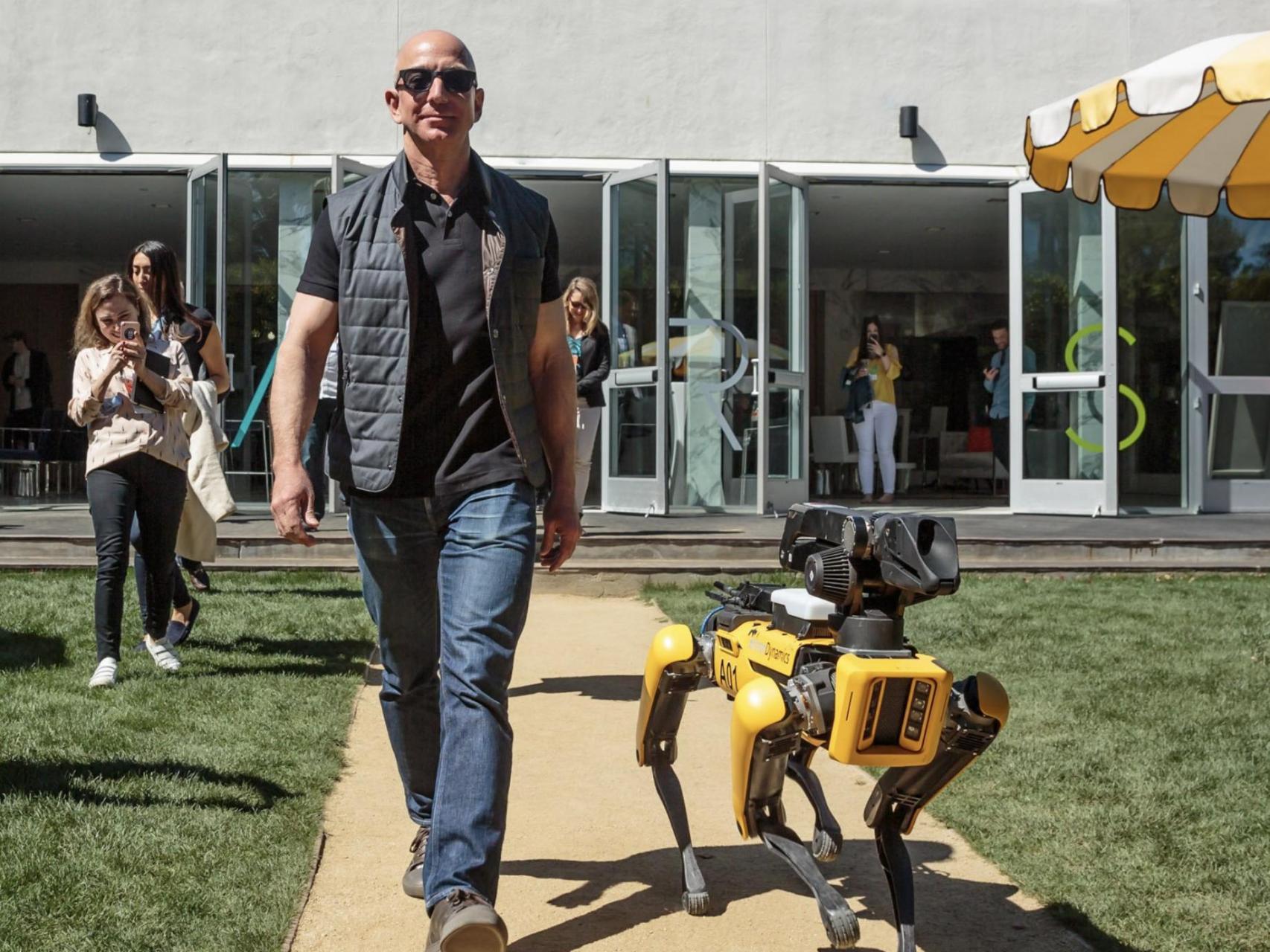 Jeff Bezos volverá a un puesto operativo tras su retirada de Amazon en 2021.