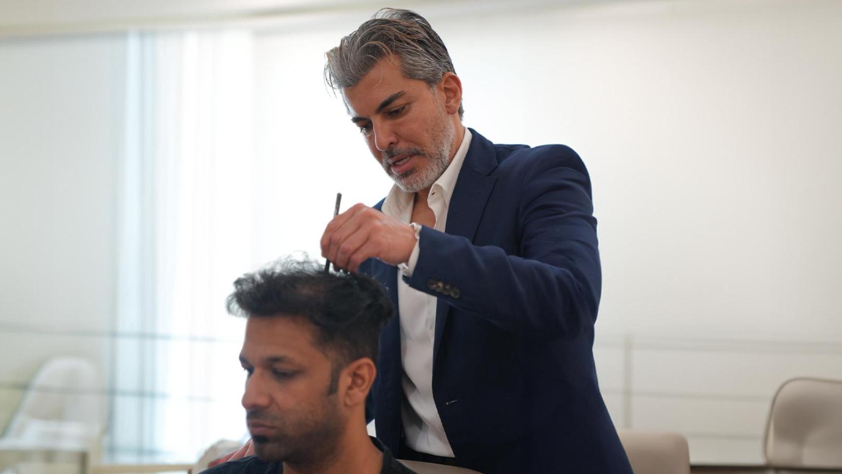 El Dr. Serkan Aygyn atendiendo a un cliente en Turquía.