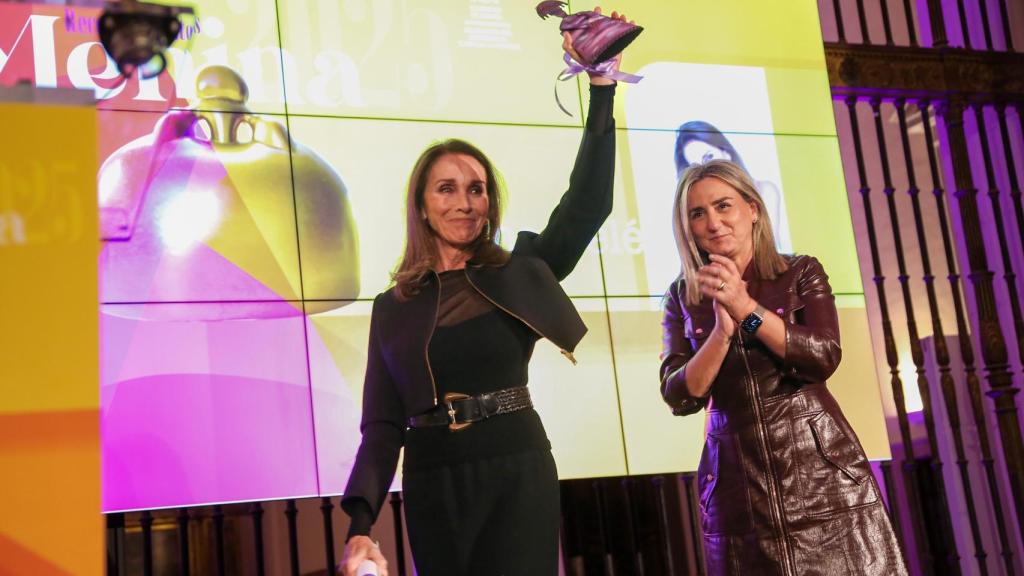 La cantante Ana Belén recogiendo el premio Menina 2026.