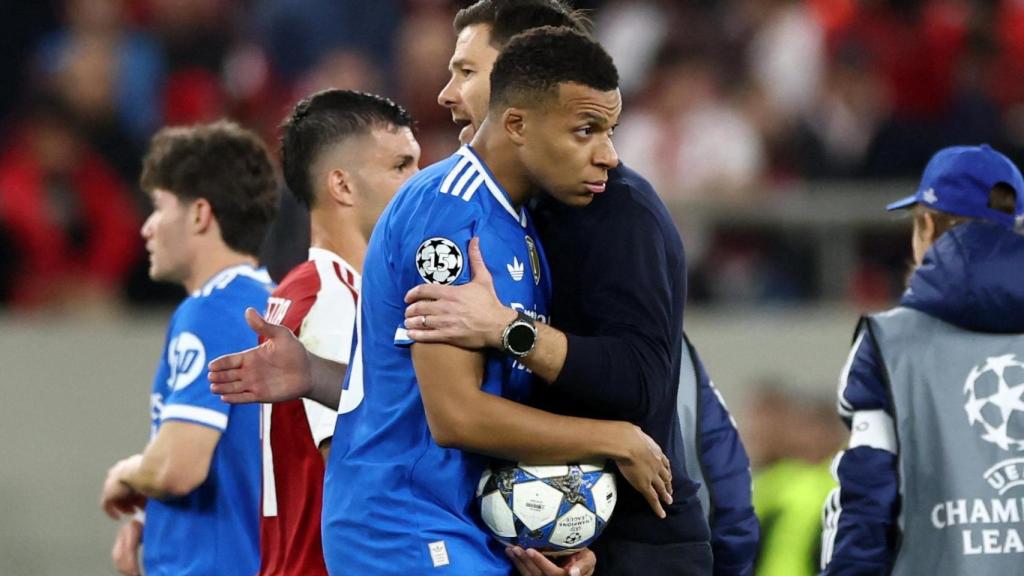 Mbappé se saluda con Xabi Alonso tras su póker ante Olympiacos