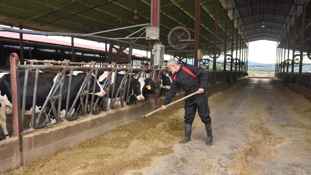 Imagen de archivo de un ganadero en una granja