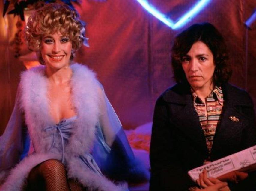 Verónica Forqué junto a Carmen Maura en ‘¿Qué he hecho yo para merecer esto?’ .