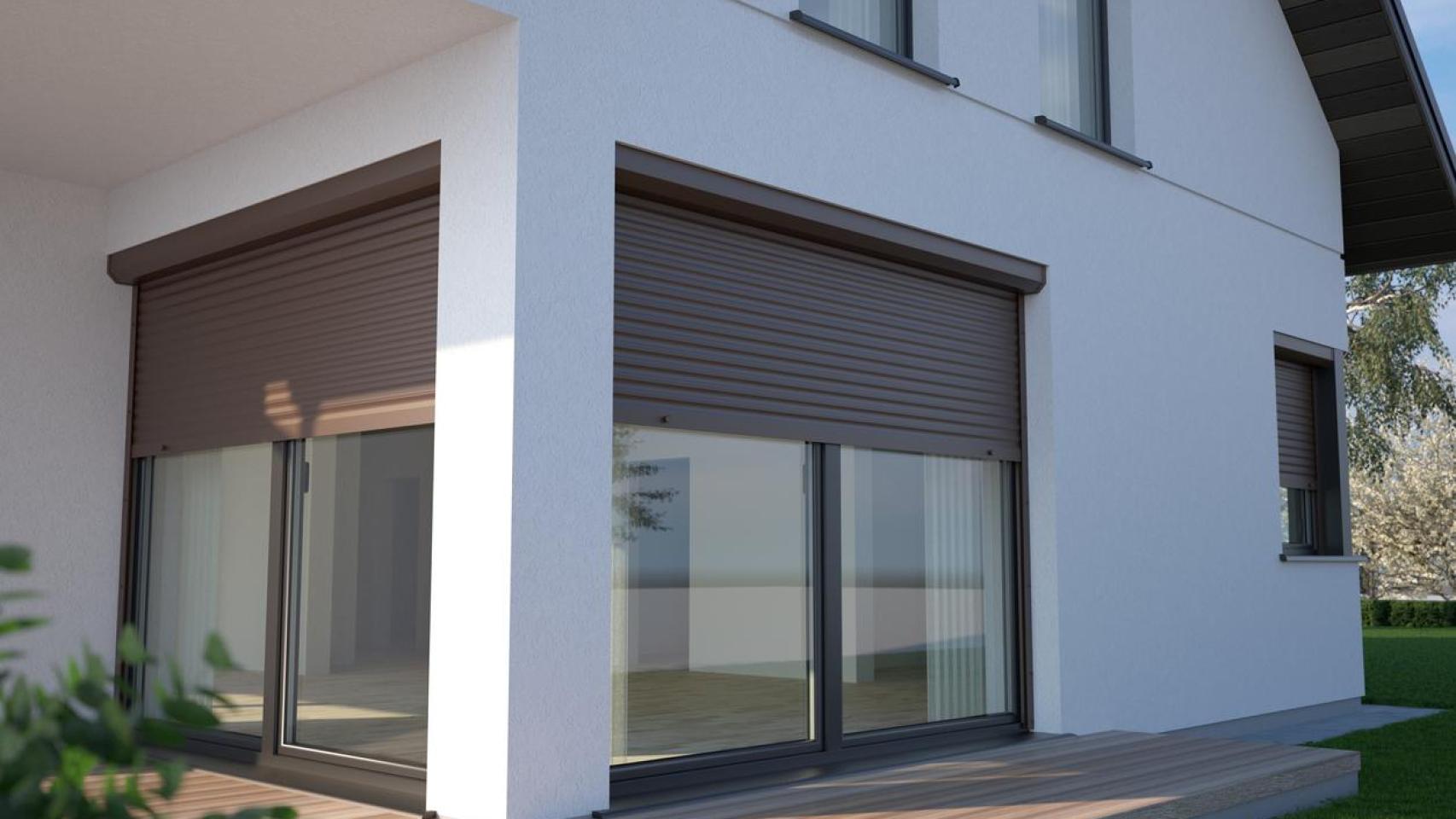 Casa con las persianas a medio bajar.