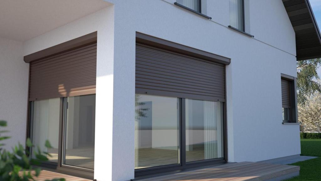 Casa con las persianas a medio bajar.