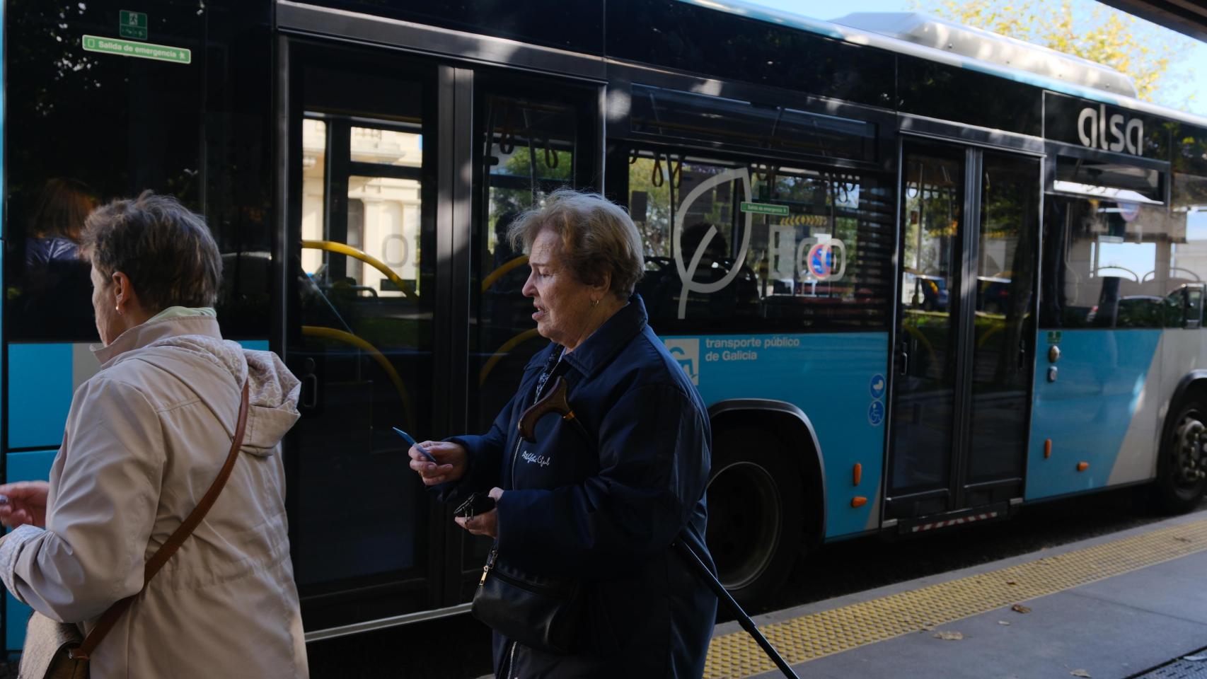 Una persona mayor espera a coger el autobús