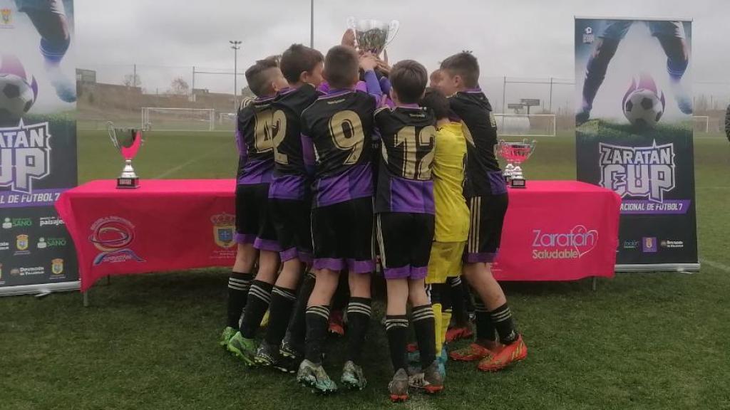 Un grupo de niños celebra su triunfo en la última edición de la Zaratán Cup