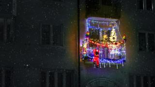 Balcón decorado de Navidad.