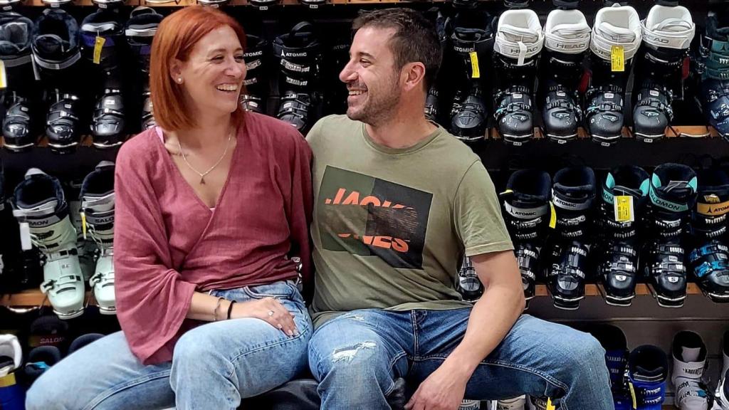 Álex Masonet y su mujer en el interior de su tienda Masonet Sport en Formigal.
