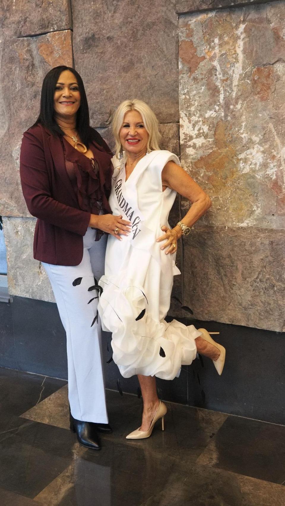 La directora del Certamen Mrs. +30, Thaís Arias, y la Miss Abuela de Galicia y España y responsable de Doctora Amor, María López.