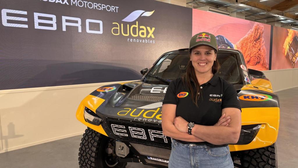 Laia Sanz junto a su EBRO S800 XRR para el Rally Dakar 2026.