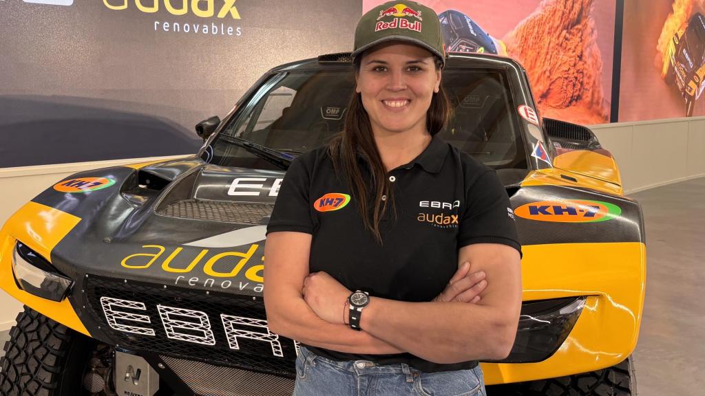 Laia Sanz junto a su EBRO S800 XRR para el Rally Dakar 2026.