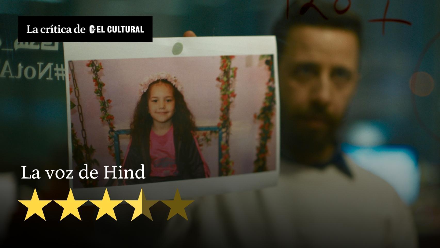 Motaz Malhees sujeta una foto real de Hind Rajab.