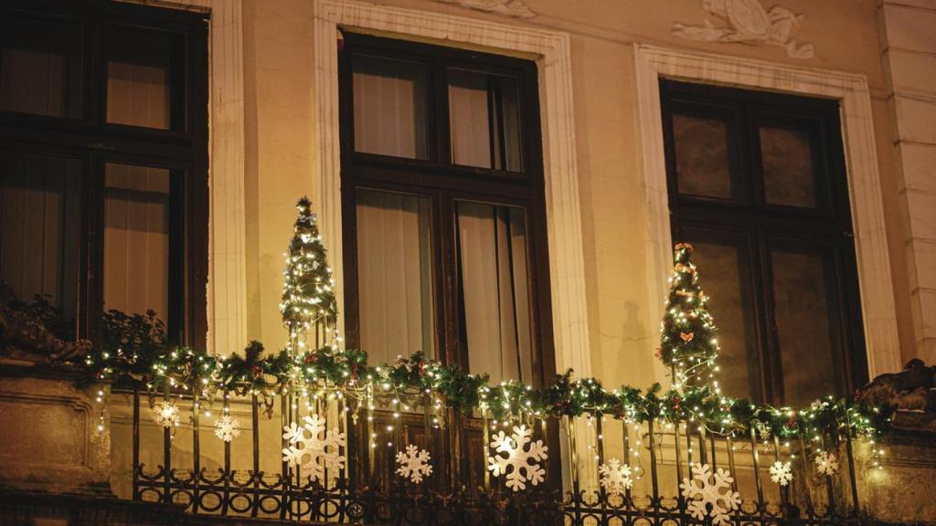 Un balcón iluminado.