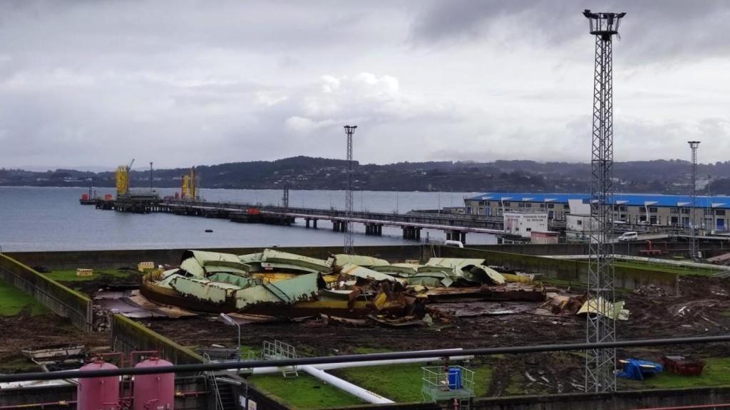 Escombros de uno de los tanques de crudo de Repsol en el muelle de San Diego de A Coruña.
