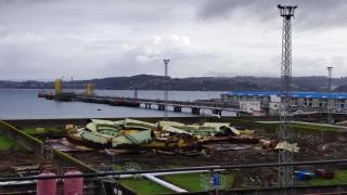 Escombros de uno de los tanques de crudo de Repsol en el muelle de San Diego de A Coruña.