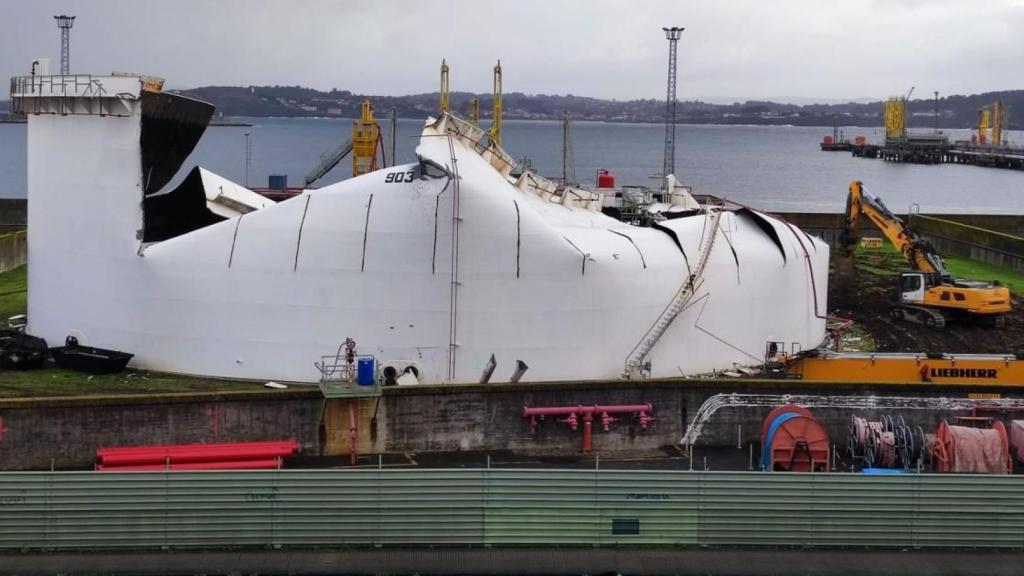 Tanque de crudo en San Diego en proceso de desmantelamiento.
