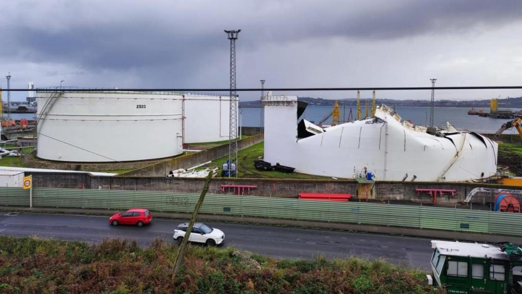 Dos depósitos de Repsol, a la derecha el de crudo que se derriba.