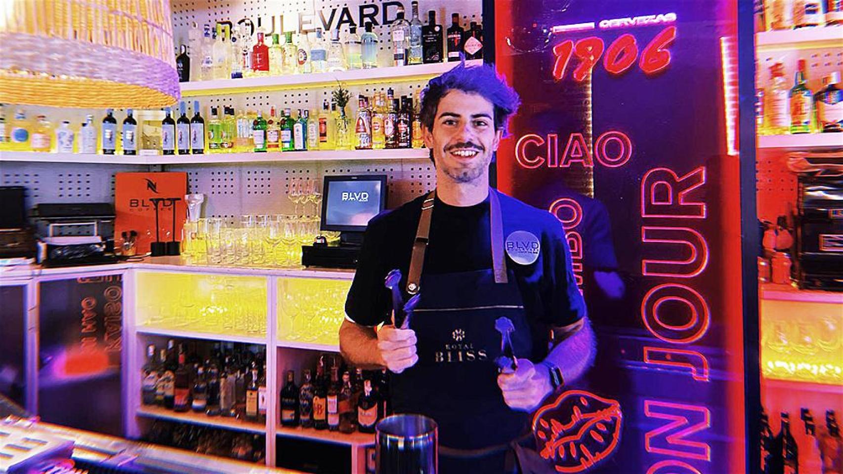 Héctor López Lucas en su Bar Boulevard de Medina del Campo