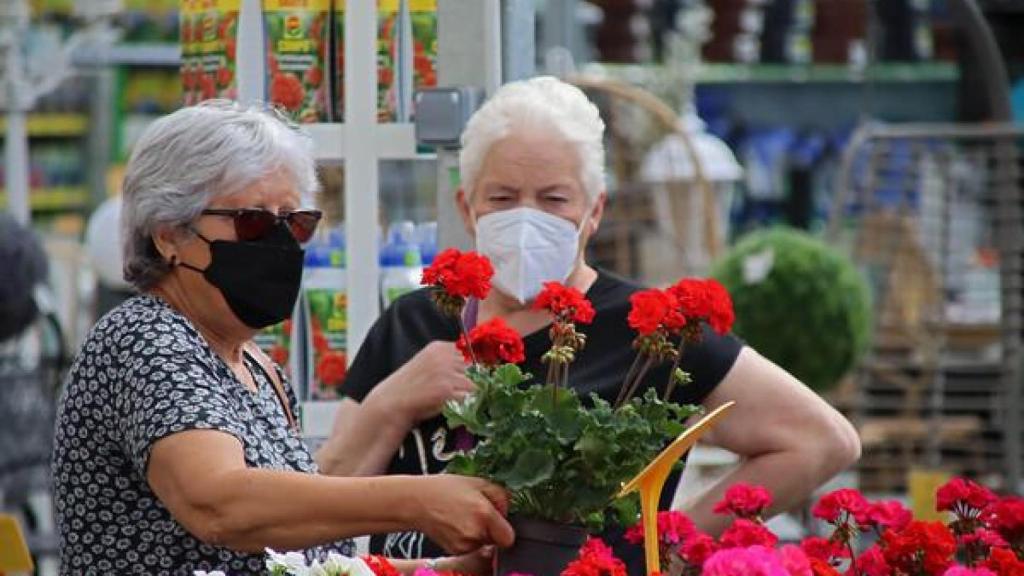 Mujeres con mascarillas en León