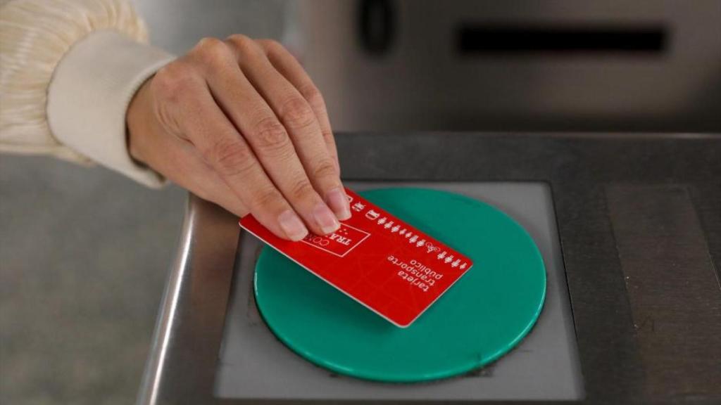 Tarjeta roja del Abono Transporte de la Comunidad de Madrid.