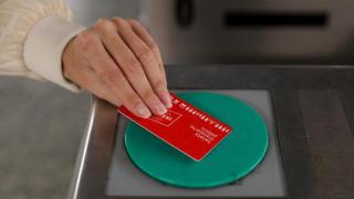 Tarjeta roja del Abono Transporte de la Comunidad de Madrid.