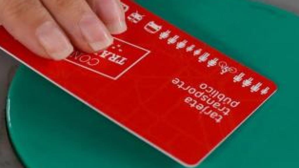 Tarjeta roja del Abono Transporte de la Comunidad de Madrid.
