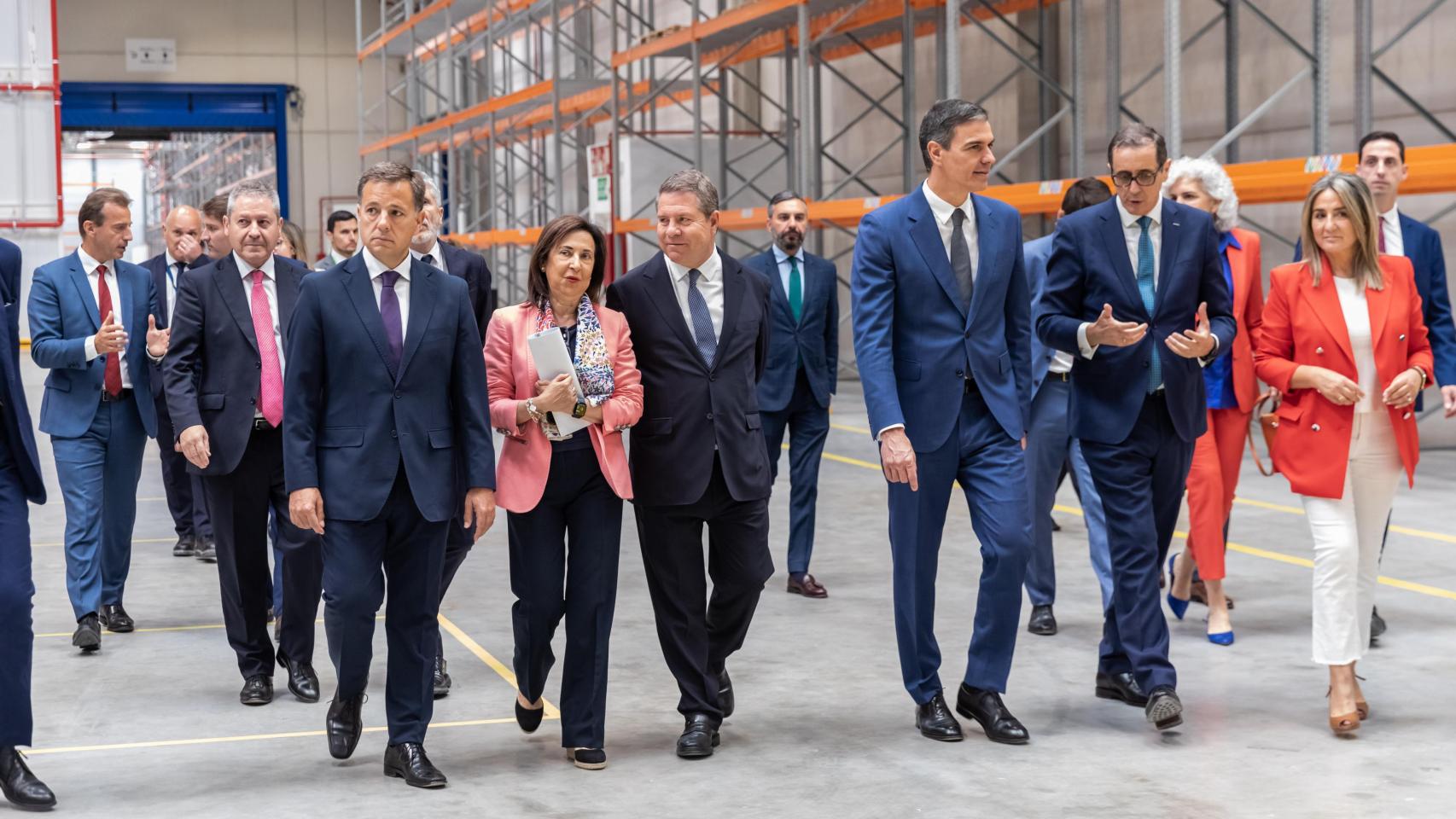 Manuel Serrano (izquierda) durante la visita de Pedro Sánchez a las instalaciones que Airbus Helicopters posee en Albacete junto a Margarita Robles y Emiliano García-Page.